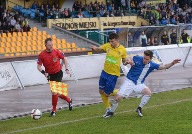 Adrian Wróblewski (w żółtej koszulce) po roku przerwy wraca do trzecioligowej Elany Toruń