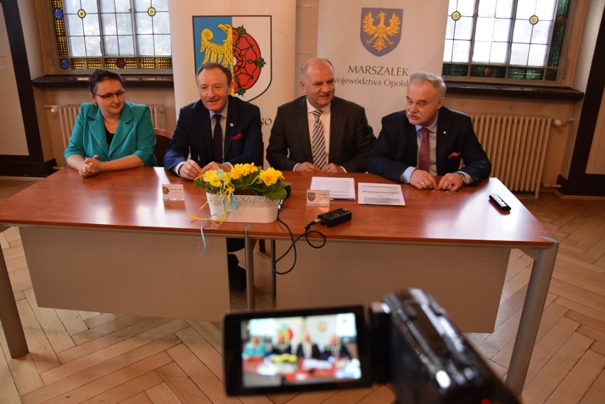 Podpisanie umowy na dotacje unijne dla Olesna, od lewej:...