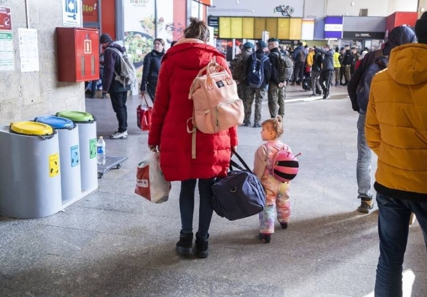 Rok wojny na Ukrainie. Jak Warszawa pomogła uchodźcom? Co działo się w pierwszych dniach wojny?