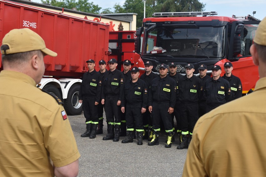 Pożegnanie strażaków jadących do Grecji na terenie komendy...