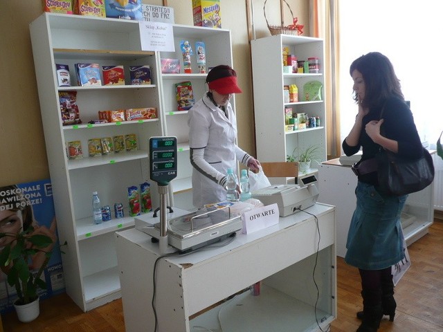 Szkolna sala, na potrzeby konkursu została zaaranżowana na sklep spożywczo-przemysłowy. Na zdjęciu Karolina Zielińska - najlepszy sprzedawca 2009 roku.