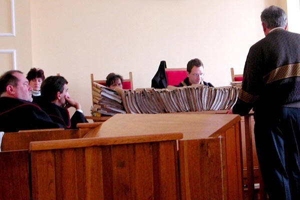 W salach rozpraw stalowowolskiego sądu, panuje powszechna ciasnota. Czasami oskarżonych jest więcej, niż miejsc na sali.
