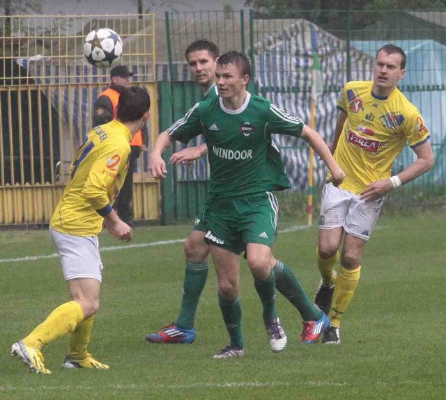 Bartosz Jaroch (w zielonym stroju) strzelił gola w meczu z Motorem Lublin. Liczymy, że może powtórzy wyczyn w sobotę w Puławach. 