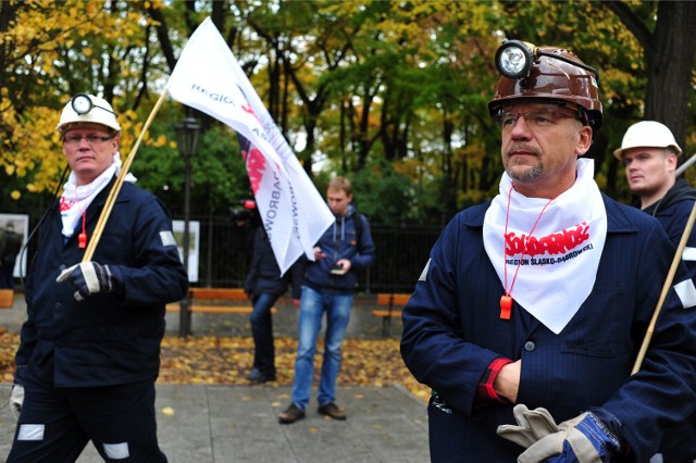 Protest górników w Warszawie. Demonstracja związkowców z "Solidarności" przed KPRM