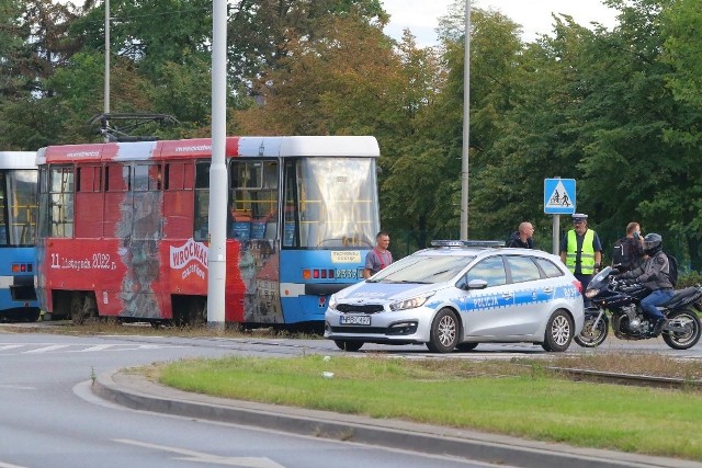 Wypadek na Lotniczej we Wrocławiu. Rowerzysta wjechał między dwa wagony tramwajowe