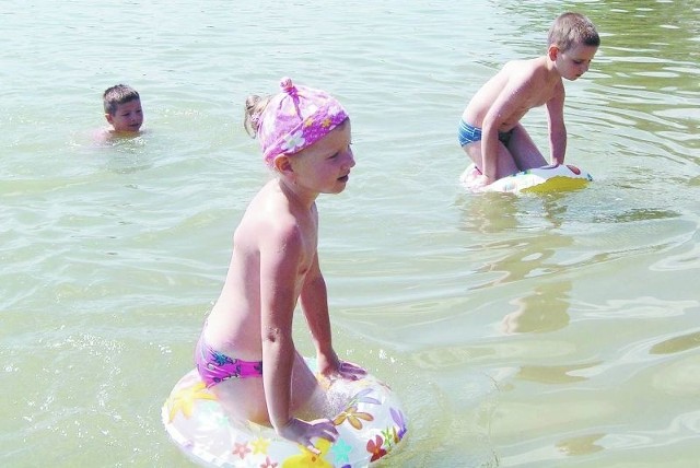 Dla dzieci na jednym z najbardziej popularnych kąpielsk na Suwalszczyźnie, czyli w Starym Folwarku woda nigdy nie jest za zimna.