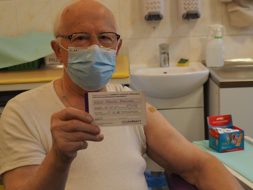 W miejskiej przychodni Rydygiera w Łodzi w poniedziałek po południu rozpoczęły się szczepienia przeciw koronawirusowi