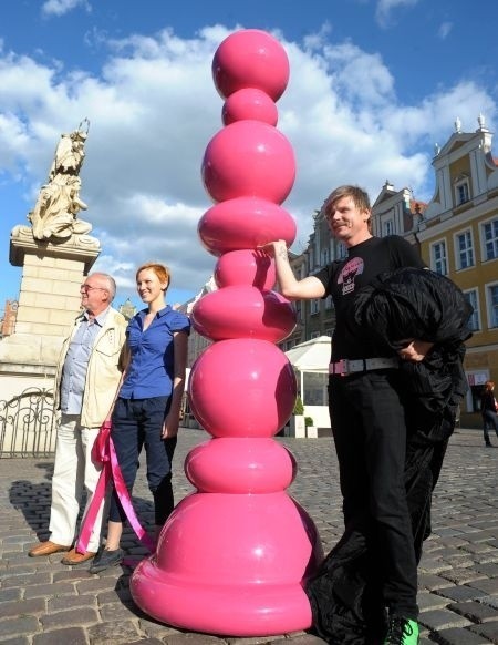 Różowy obelisk symbolizujący rozkosz