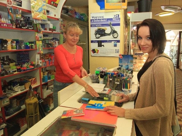 Julita Sochanowska przegląda materiały do wyprawki szkolnej. W wyborze pomaga jej Anna Kruk, pracownik sklepu "Pelikan&#8221; na roku ulic Sienkiewicza i Wesołej. 
