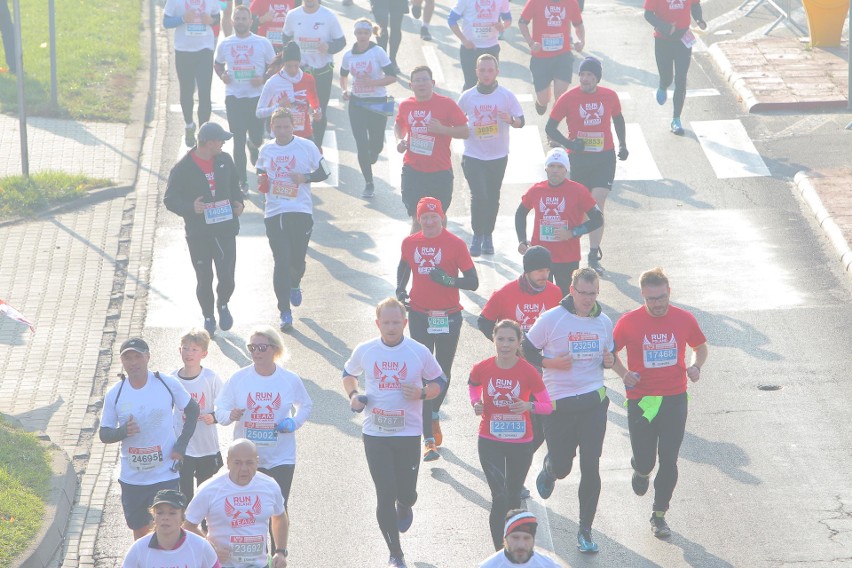 Około 25 tysięcy biegaczy zmaga się z 10-kilometrową trasą...