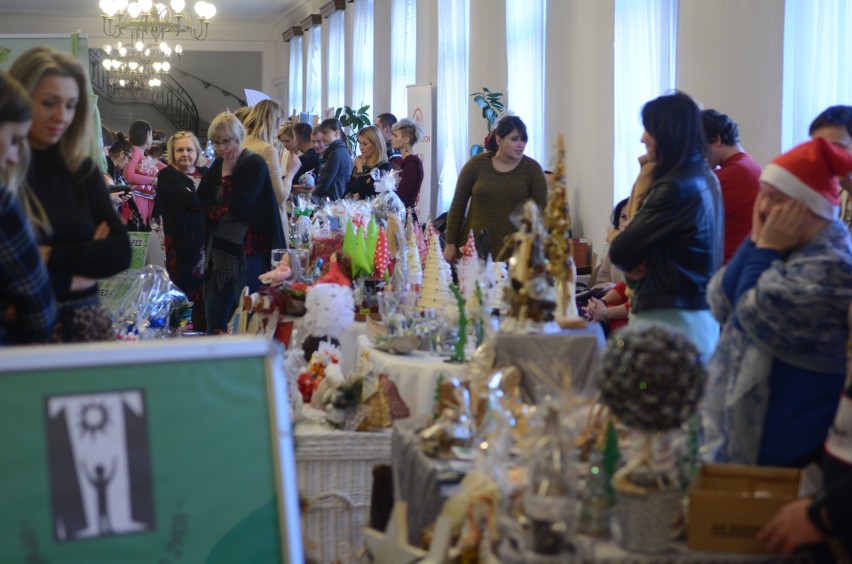 Bożonarodzeniowy Kiermasz wyrobów Warsztatów Terapii Zajęciowej w Radomiu. Co można było kupić? 