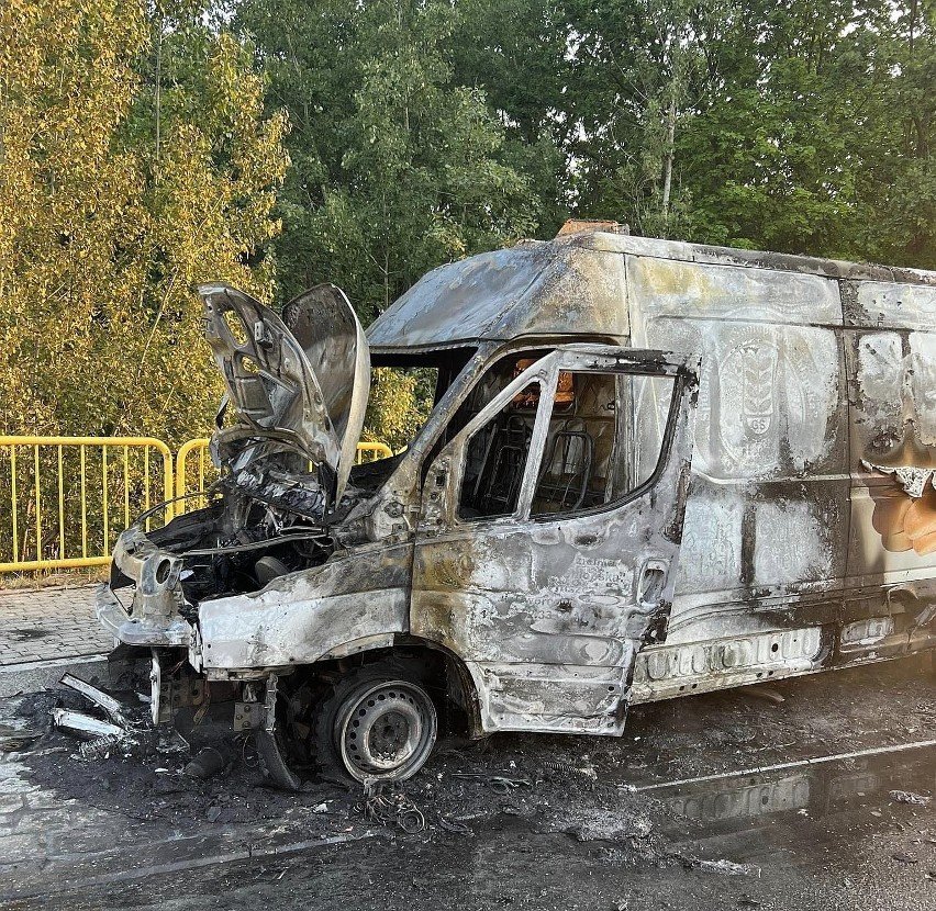 Pożar samochodu dostawczego przy drodze w Żołędowie został...