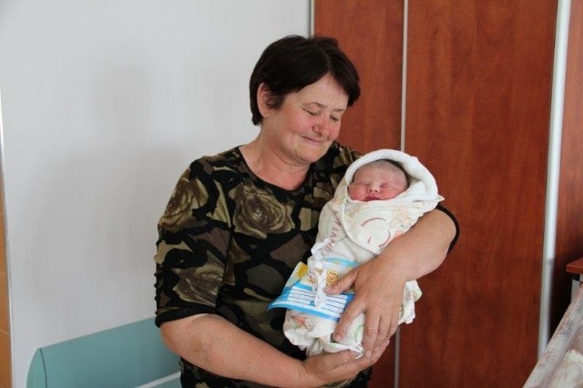 Syn Justyny i Łukasza Woźniaków z Ław, gm. Rzekuń. Urodził się 16 maja, ważył 3800 g, mierzył 58 cm. Na zdjęciu z babcią Barbarą