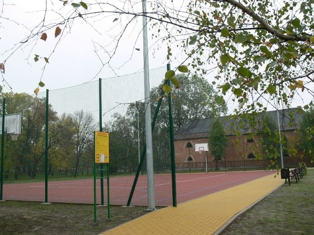 Jesienna aura nie sprzyja ćwiczeniom na nowym boisku, jednak dla uczniów niewielkiej Szkoły Podstawowej w Trześni najważniejsze jest to, że mają nowoczesne boisko.