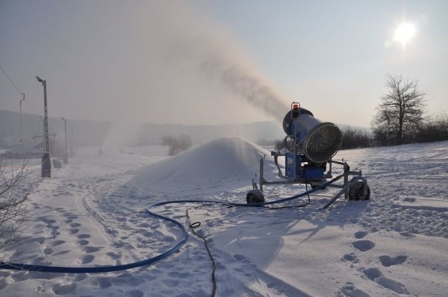 W Niestachowie armatki pracują także w dzień, aby śniegu było jak najwięcej w razie odwilży.