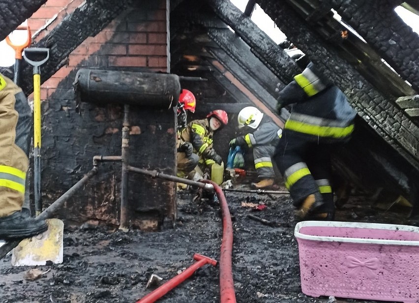 Pożarem objęty był strych i dach domu w bliźniaczej...