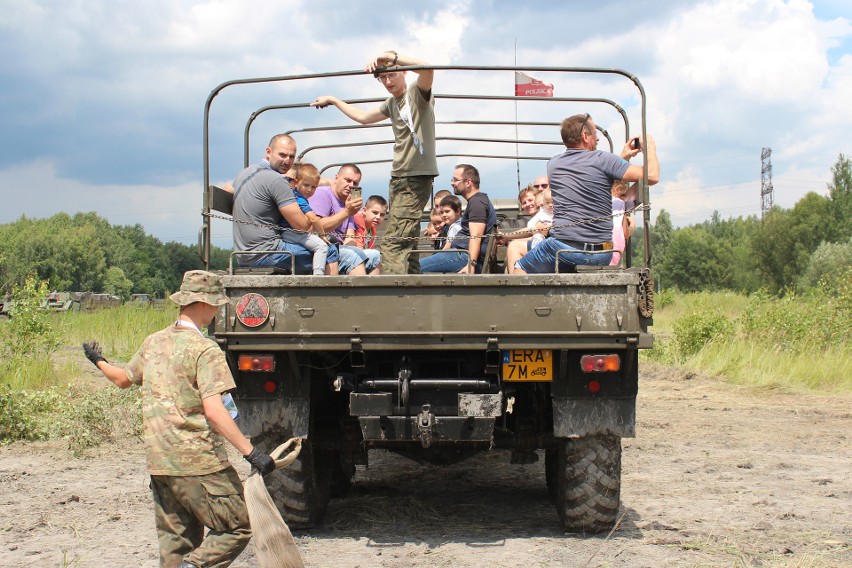 Trzebinia. Tłumy ludzi podczas I Międzynarodowego Zlotu Miłośników Militariów - Enigma 2018 [ZDJĘCIA]