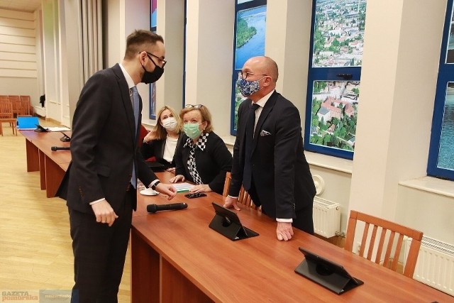 Rada Miasta Włocławek przyjęła uchwałę dotyczącą wynagrodzenia prezydenta Marka Wojtkowskiego. Ile będzie wynosić? Szczegóły na kolejnych stronach