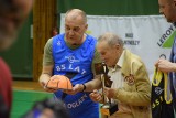 85. urodziny Mietka Ogłazy. W Hali Polonia odbył się specjalny mecz weteranów koszykówki dla Czarnej Błyskawicy