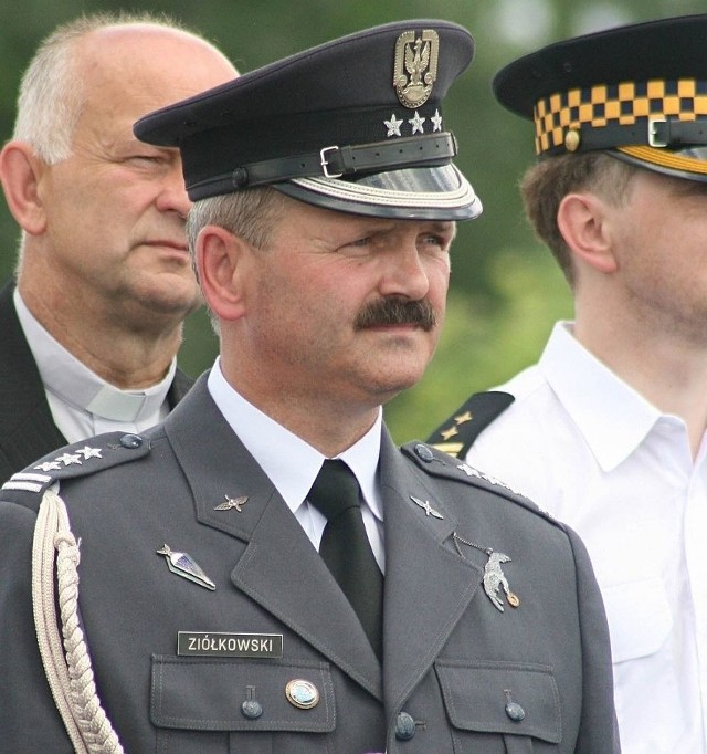 Pułkownik Adam Ziółkowski, dowódca 42 Bazy Lotnictwa Szkolnego w Radomiu, żegna się z wojskiem. W 1987 roku rozpoczął zawodową służbę wojskową w 60 lotniczym pułku szkolnym w Radomiu