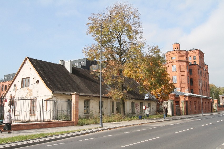 W takich domkach mieszkali tkacze, których do Łodzi...