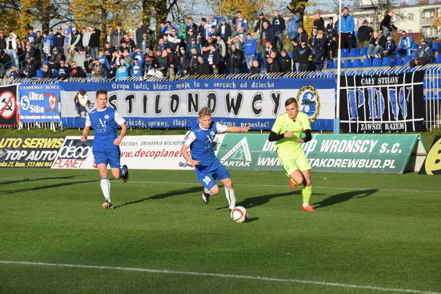 Po przeciętnym spotkaniu Stilon Gorzów wygrał z Formacją Port 2000 Mostki 1:0. Tym samym gorzowianie przerwali serię sześciu kolejnych zwycięstw mostkowian.