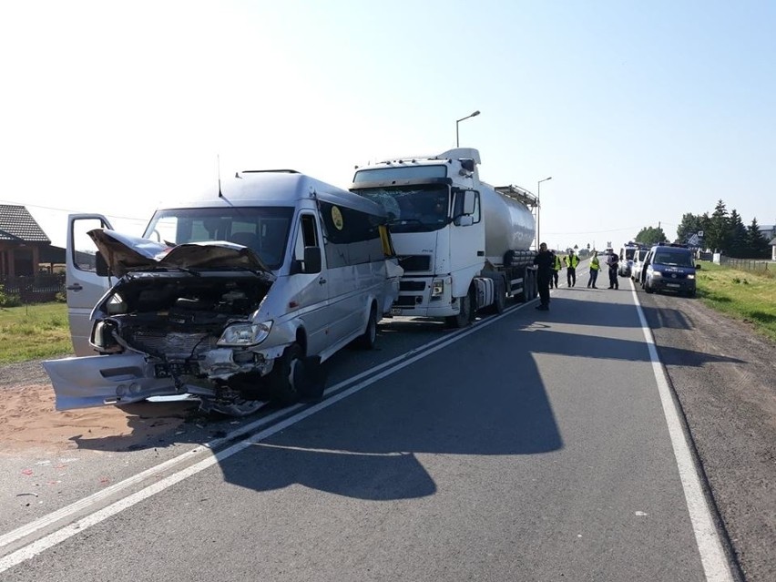 Zderzenie busa i cysterny na DK 91 w Jarostach pod...