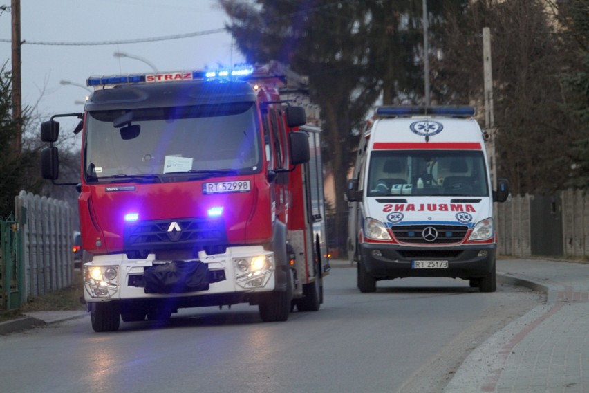 Tarnobrzeg. Strażacy i ratownicy medyczni wezwani do reanimacji kobiety na osiedlu Zakrzów. Niestety, nie udało się uratować życia (ZDJĘCIA)