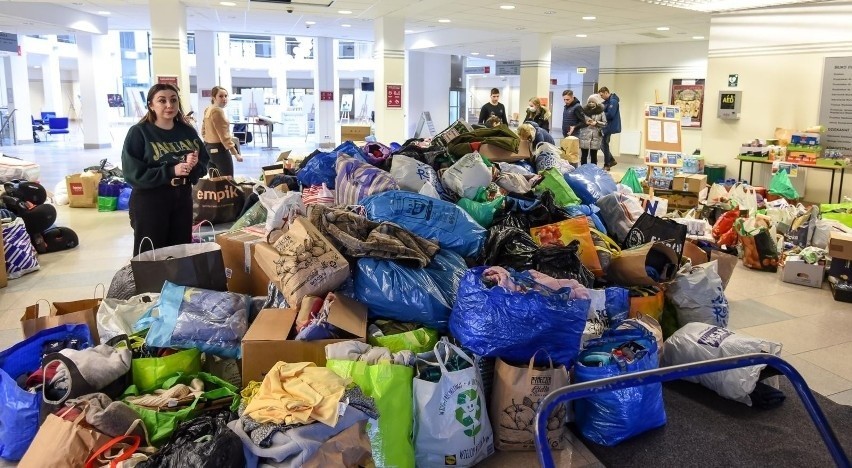 Zbiórka rzeczy potrzebnych dla uchodźców z Ukrainy na...