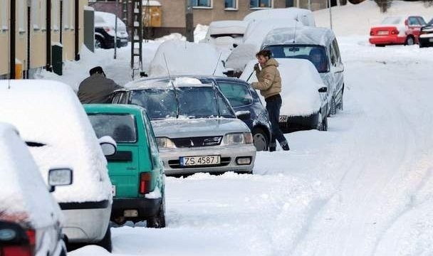 Jutro rano kierowcy znowu będą musieli odkopywać ze śniegu swoje samochody.