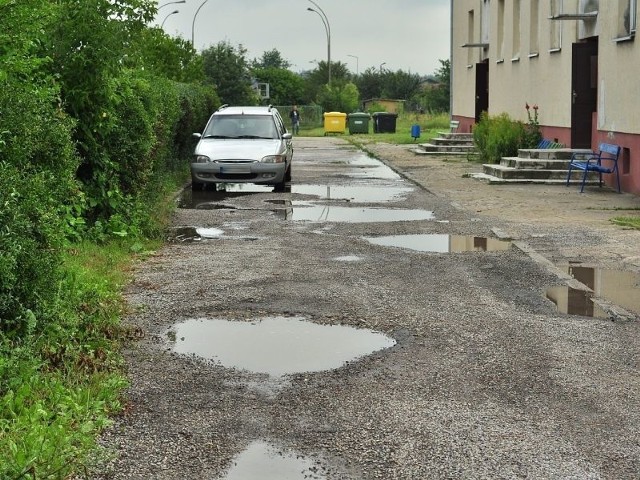 Mieszkańcy trzech bloków na tarnobrzeskim osiedlu Mokrzyszów przy ulicy Sienkiewicza mają już dosyć podziurawionych alejek, gdzie parkują swoje samochody.