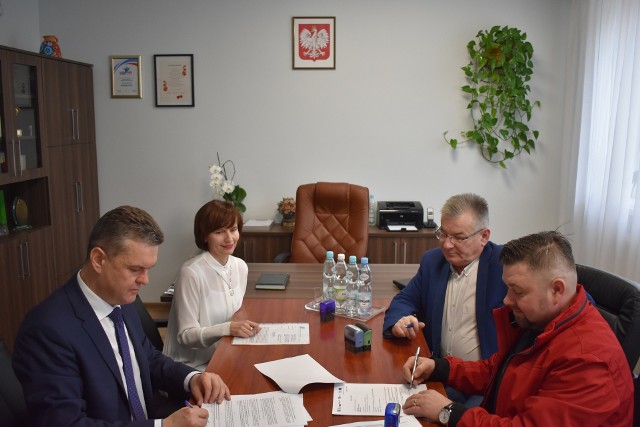 Burmistrz Sławomir Kowalczyk podpisuje umowę na kolejną inwestycję