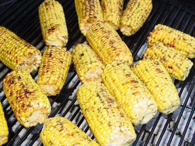 Kukurydza świetnie smakuje nie tylko gotowana czy w formie popcornu. W sezonie grillowym można ją przygotować na ruszcie z dodatkiem pikantnego masła.