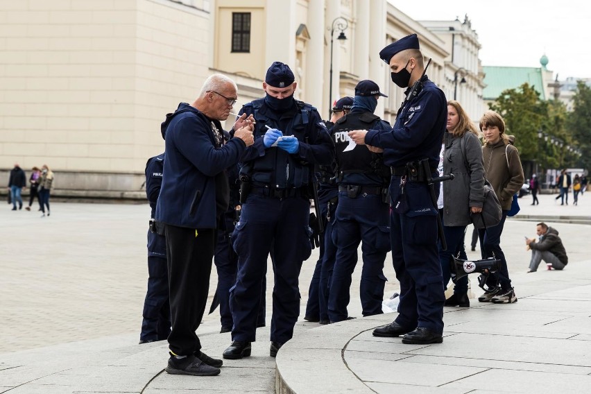 Gdyńscy policjanci ostrzegają. "Każdy, kto będzie lekceważył obowiązujące obostrzenia, musi spodziewać się konsekwencji prawnych"