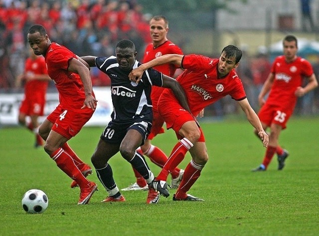 Defensorzy łódzkiego klubu w starciu z Benjaminem Imehem