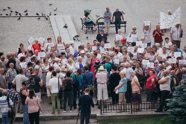 W maju radni PiS Grażyna Szabelska i Krystian Frelichowski zaprosili mieszkańców Bydgoszczy, którzy chcą protestować przeciwko podwyżkom w mieście.