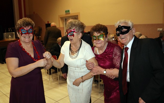 Karnawałowe włoskie maski na twarzach uczestników zabawy nadały koloryt zabawie