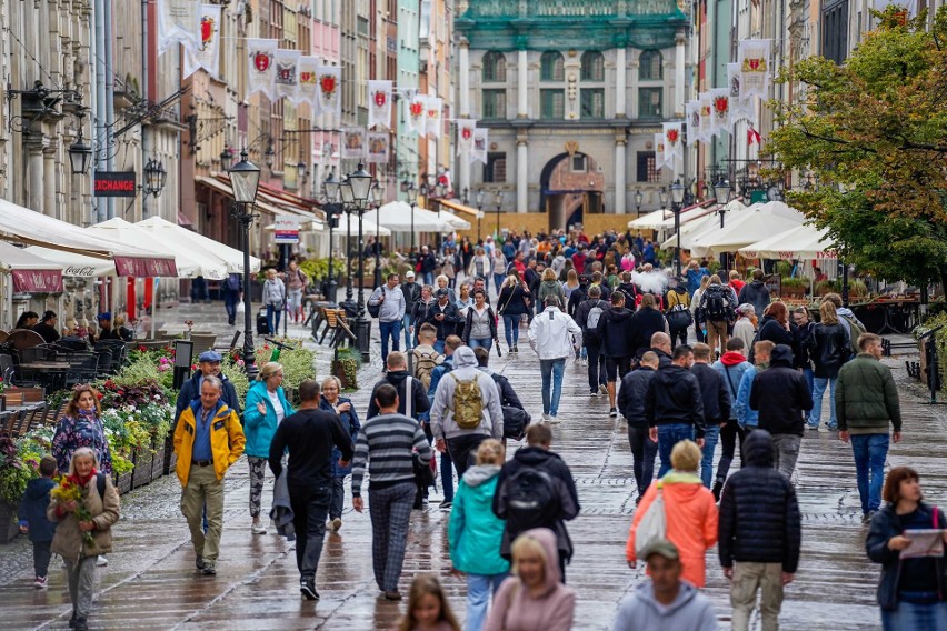 Ostatnie dni wakacji. Pochmurna aura, ale spacerowiczów na ulicach Gdańska nie brakuje