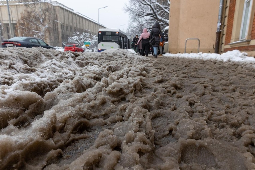 Pomoc przyszła znów zbyt późno. Zmarł mężczyzna znaleziony na przystanku