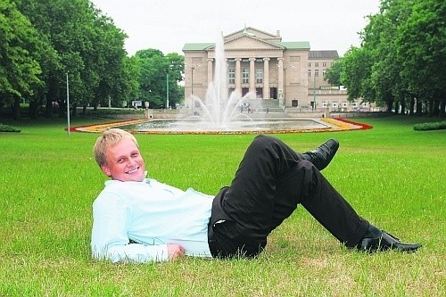 Radny Dominik Herberholz miał szczęście - za leżenie na trawie w parku przy operze nie został ukarany mandatem