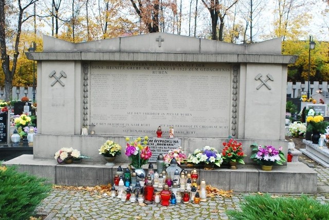 Pomnik upamiętniający ofiary na cmentarzu w Rozbarku z 1925