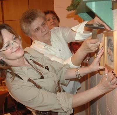 Podczas pierwszego spotkania w nowym biurze Halina Nowakowska (w środku) razem z Haliną Nowacką i Haliną Nowakowską zawiesiły na ścianie swoje prace plastyczne.