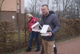 Strajkujący pracownicy Solarisa przekazali karmniki dla ptaków do domów dziecka