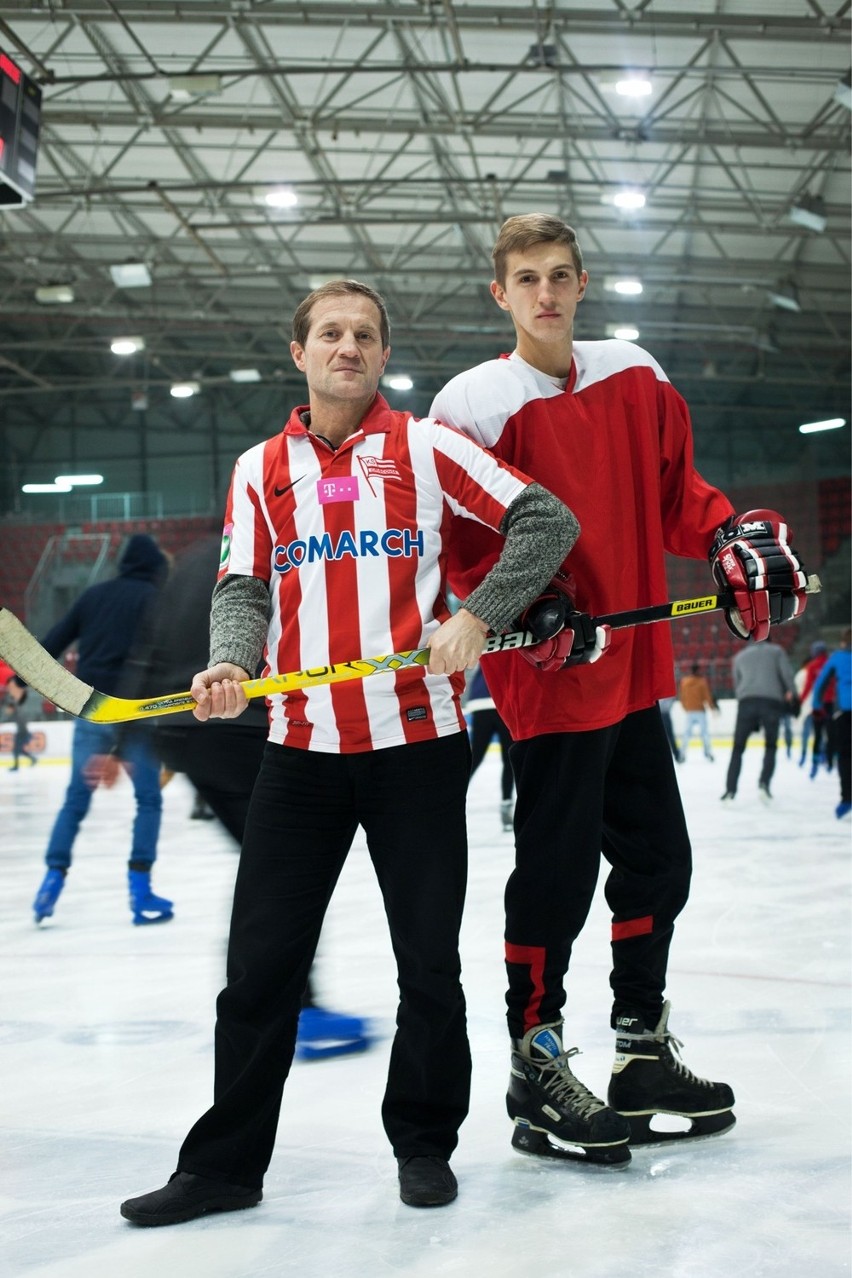 Roman (z lewej)  zaszczepił w synu miłość do hokeja,...
