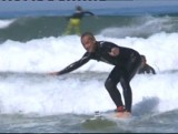 Niewidomy Francuz surfuje na falach (wideo)