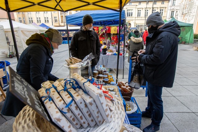 Ostatni weekend przed świętami i ostatnie okazje, by wyszukać niecodzienne upominki pod choinkę. W świąteczny nastrój wprowadzą wszystkich koncerty, jakie online będą transmitowane przez cały weekend. Są także dwa wyjątkowe wydarzenia (online) dla miłośników filmu. Szczegóły w naszej galerii. Sprawdź, co się dziś dzieje w Bydgoszczy >>>>