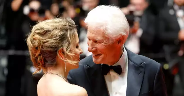 Richard Gere bryluje z młodziutką żoną w Cannes. Jest niewiele starsza od jego syna!