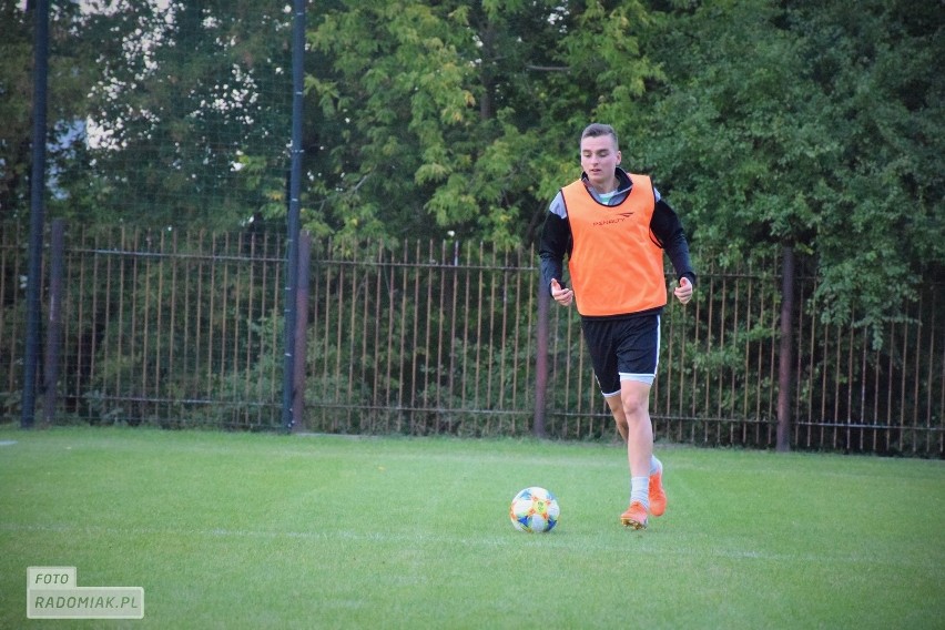 Fortuna 1 liga. Radomiak Radom w piątek rano wyjechał na sobotni mecz do Chojnic z Chojniczanką (ZDJĘCIA Z CZWARTKOWEGO TRENINGU)