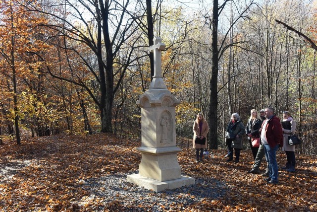 Odnowiona kapliczka z lasu w Golkowicach (gmina Wieliczka) wróciła już na swoje miejsce