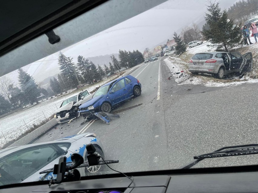 Wypadek w Tęgoborzy, na drogach ciężkie warunki